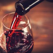 weintrends 2024 zu sehen ist, wie ein Glas Rotwein in ein schönes rundes, bauchiges Weinglas gegossen wird