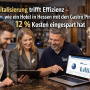 Digitalisierung im Hotel, Beratungsszene an der Rezeption mit Laptop, Tablet und Auswertung zur Effizienzsteigerung und Kostensenkung durch die Gastro Piraten
