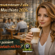 Frau mit Latte Macchiato im Restaurant, im Hintergrund laufender Gastronomiebetrieb mit Service und Gästen. Das Motiv steht für die Umsatzsteuerfalle 2026 beim Latte Macchiato und zeigt ein typisches Beratungsthema der Gastro Piraten rund um Kassenprogrammierung, Umsatzsteuer und Fehlerquellen in der Gastronomie.