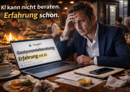 Mann im Business-Outfit sitzt in einem hektischen Restaurant vor einem Laptop mit dem Text „Gastronomieberatung Erfahrung mit KI“, während im Hintergrund der laufende Betrieb und Stress in Küche und Service zu sehen sind