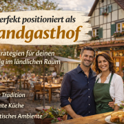 Ein sympathisches Betreiberpaar steht vor einem gut besuchten Landgasthof mit Außenterrasse. Im Hintergrund sieht man das traditionelle Gebäude, warme Abendstimmung und Gäste an den Tischen. Im Vordergrund steht ein rustikaler Holztisch mit einem angerichteten Gericht und einem Glas Weißwein. Über dem Bild liegt die Überschrift zur Positionierung eines Landgasthofs im ländlichen Raum.