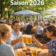 Sonniger deutscher Biergarten mit vielen Gästen an Holztischen, gefüllten Bierkrügen, grünen Bäumen und warmer Nachmittagsstimmung.