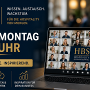 Werbebild für die Hospitality Business School mit dem Hinweis „Jeden Montag 10:00 Uhr“, einer Online-Konferenz auf einem Laptop, über 300 Teilnehmern und einem Call-to-Action zur Anmeldung über die Webseite.