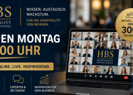 Werbebild für die Hospitality Business School mit dem Hinweis „Jeden Montag 10:00 Uhr“, einer Online-Konferenz auf einem Laptop, über 300 Teilnehmern und einem Call-to-Action zur Anmeldung über die Webseite.